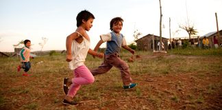 TOMS lance ses lunettes (et poursuit son incroyable travail)!