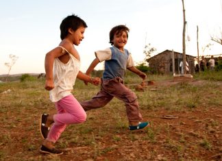 TOMS lance ses lunettes (et poursuit son incroyable travail)!