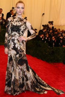 met-gala-2013-Amanda-Seyfried-Givenchy-vintage