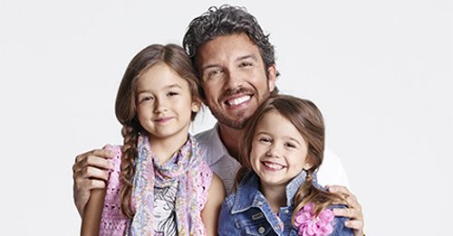 Ève et Lily inspirent leur papa Jean Airoldi pour sa nouvelle collection à l’Aubainerie!