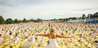 Lolë White Tour: inscrivez-vous à la séance de yoga dédiée à la paix!