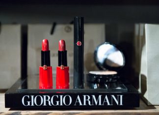 Noir et rouge chez Armani