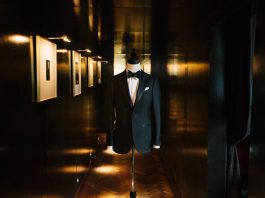 Maison Cloakroom : Tailleur | Barbier | Bar dans un même lieu