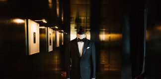 Maison Cloakroom : Tailleur | Barbier | Bar dans un même lieu