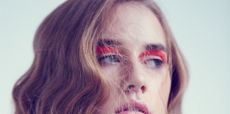Tutoriel beauté : paupières pop et boucles décontractées