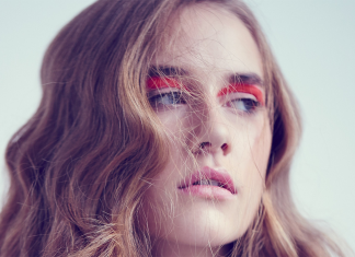 Tutoriel beauté : paupières pop et boucles décontractées