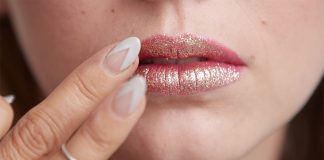 Tutoriel beauté : mèches plaquées et lèvres pailletées