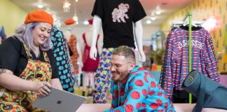 Découvrez l’univers coloré de la designer Hayley Elsaesser