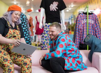 Découvrez l’univers coloré de la designer Hayley Elsaesser