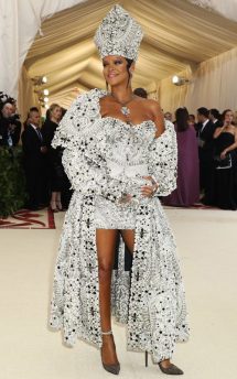red-carpet-met-gala-2082-rihanna-superJumbo